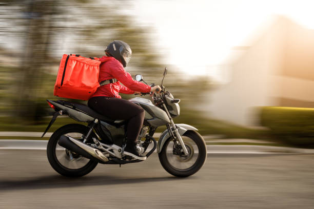 Motorista parceiro KM Fast em entrega — soluções personalizadas de transporte e entrega.